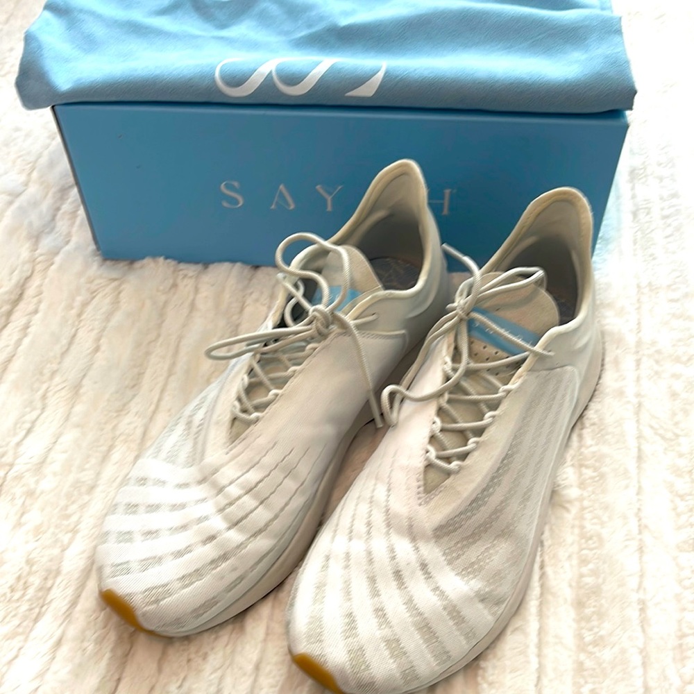 Like new white tennis shoes